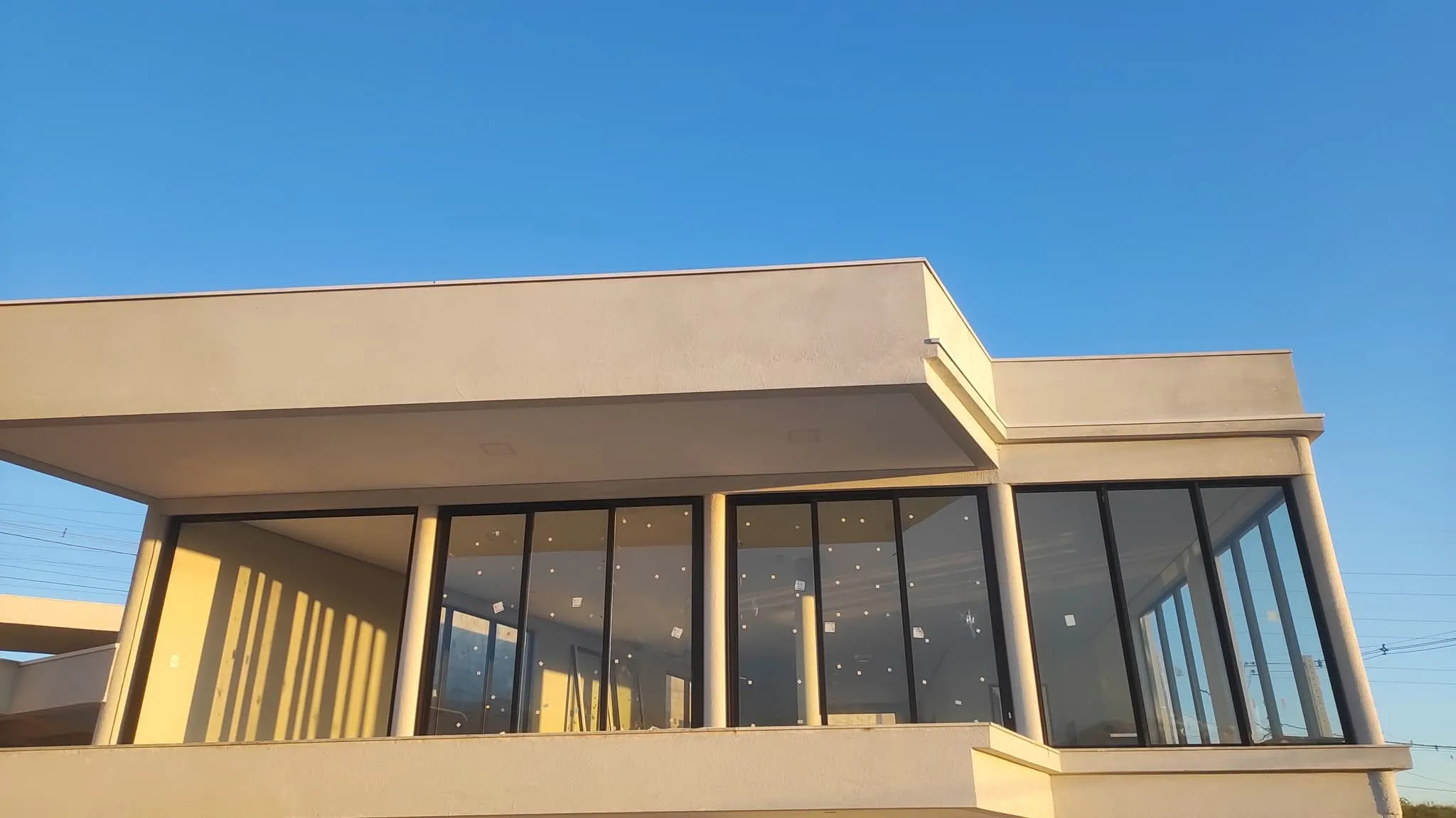 Fachada com esquadrias de alumínio