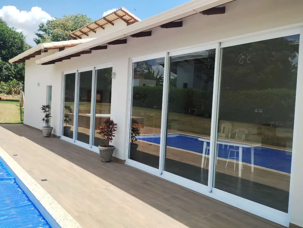 Fachada de alumínio com vidro