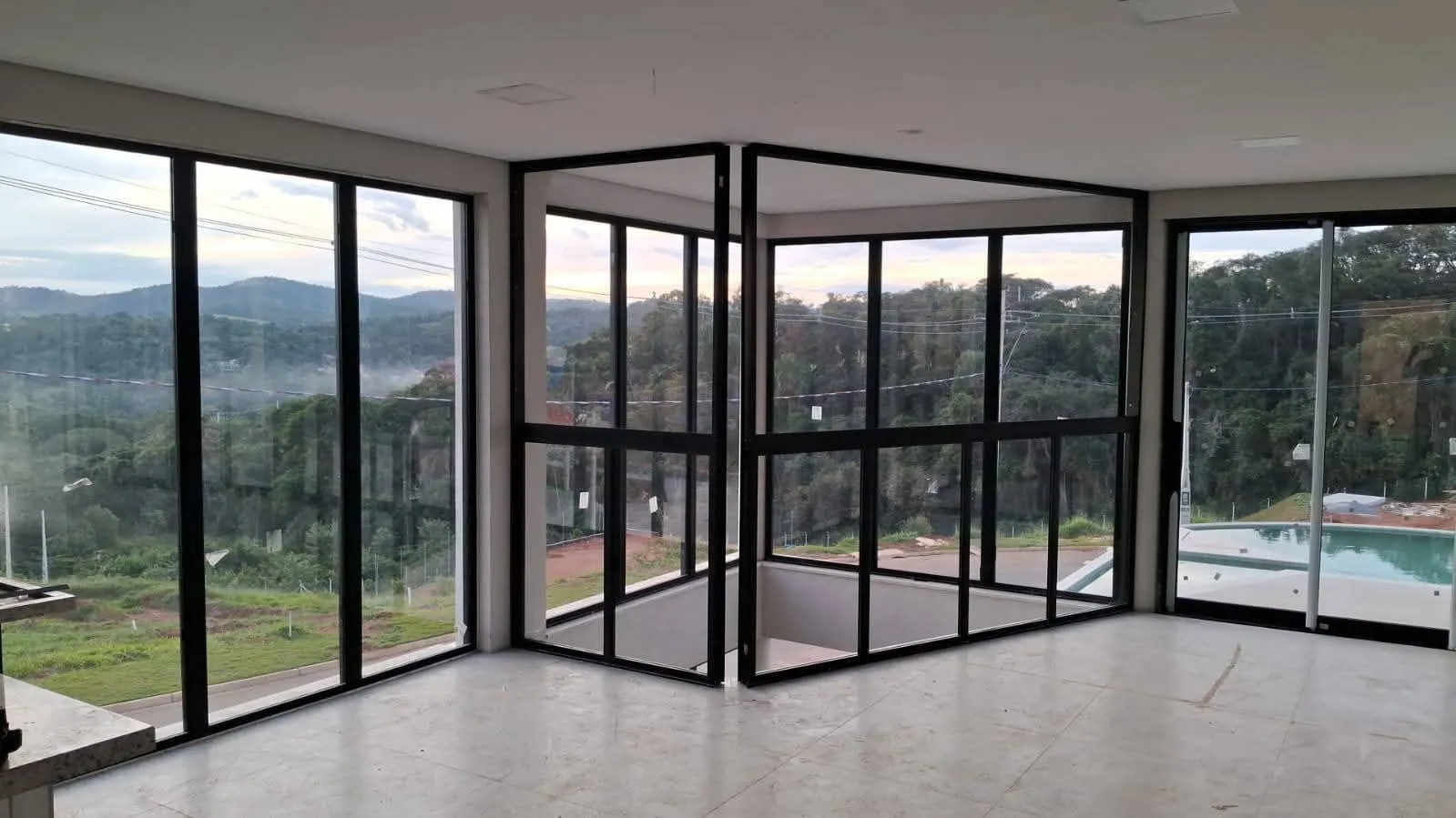 Parede de vidro com esquadrias de alumínio