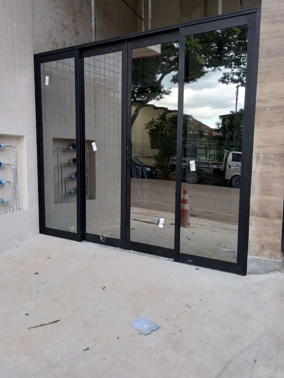 Porta de vidro com esquadrias de alumínio