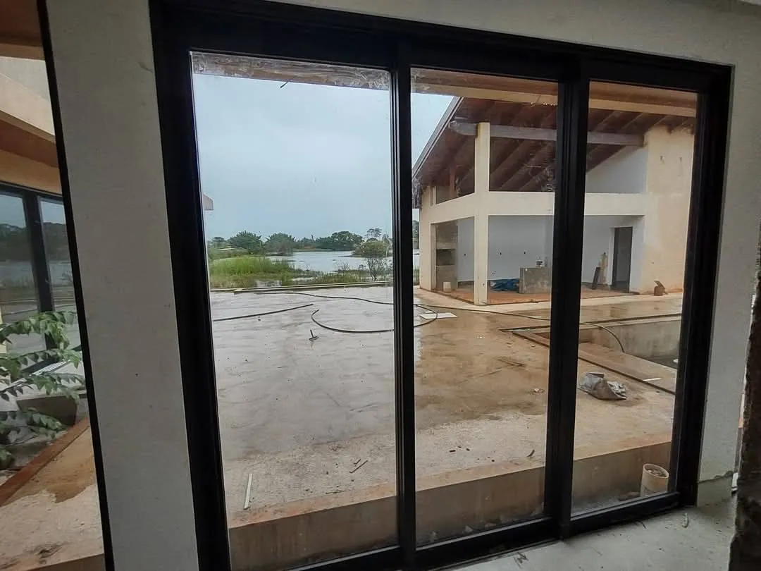 Porta de vidro temperado com alumínio